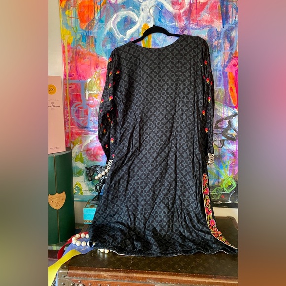 Beautiful Floral Embroidered Ethnic Indian Black TUNIC Top Shirt Size S - Picture 3 of 7
